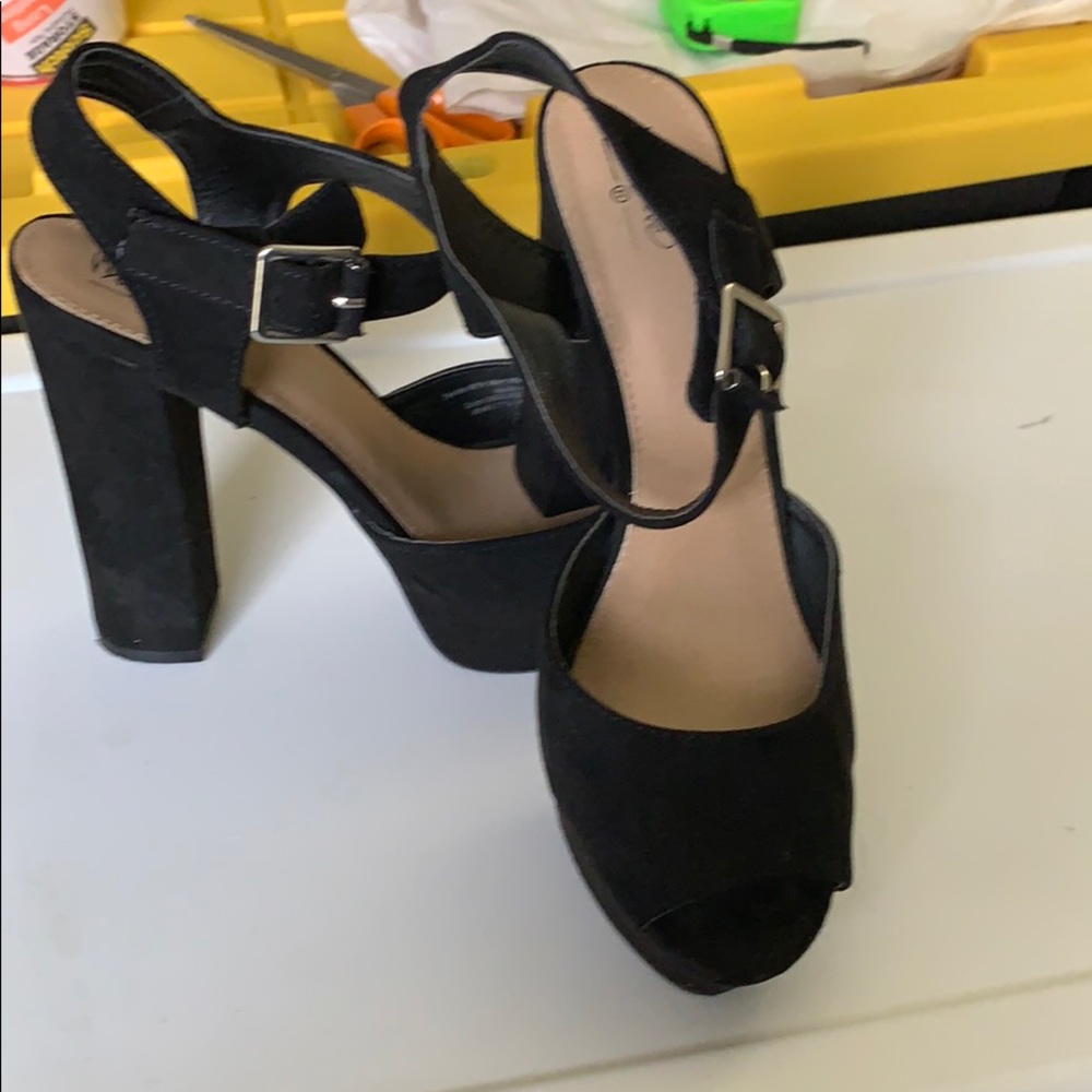 Mossimo suede strappy heels 9.5